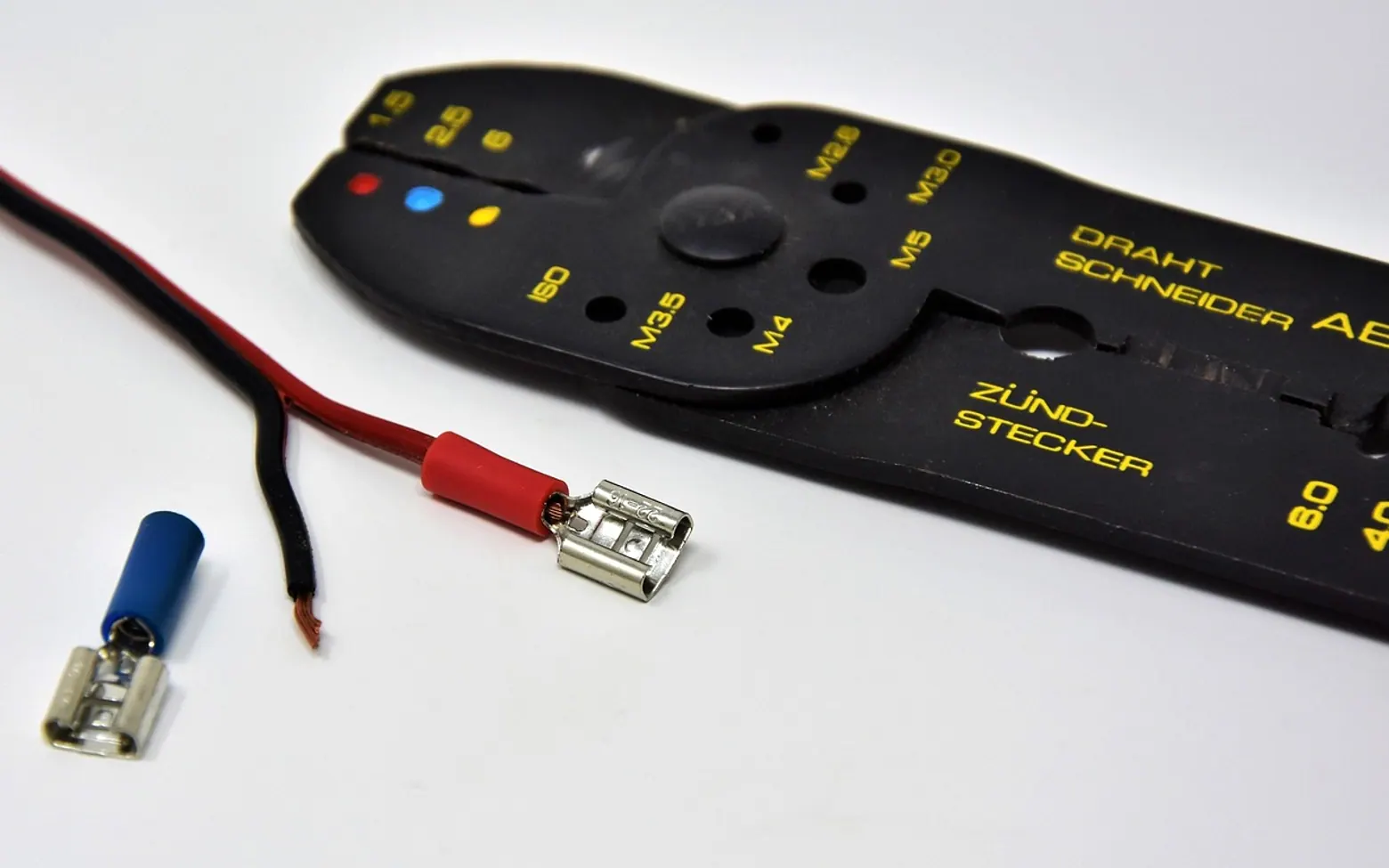 Cable shoes, cable and plug